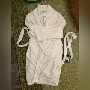NWT white sculpted herring bone robe women